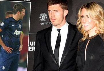 Vợ Carrick thay chồng 'mắng' Roy Keane